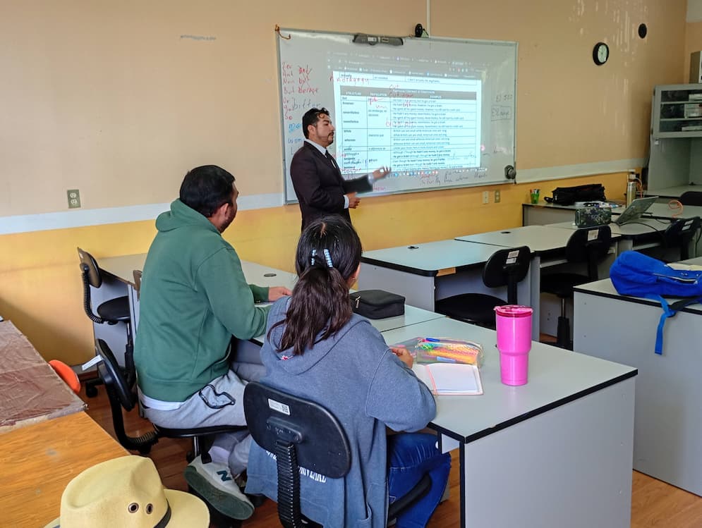Capacitan en enseñanza del inglés a docentes de la región Tenango de Doria