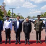 Con el propósito de reducir los tiempos de respuesta y garantizar la paz del pueblo de Hidalgo, el gobernador Julio Menchaca Salazar encabezó la entrega de unidades y equipamiento táctico a los cuerpos de seguridad del estado, gracias a una inversión superior a los 336 millones de pesos. “Este es un esfuerzo de planeación estratégica económica, de mejor utilización de los recursos públicos enfocados precisamente a que pueda tener un mantenimiento continuo para que no se detenga ningún vehículo, para que estén actualizados también en el armamento y una preparación constante que requiere, sin duda, mucha entrega”, puntualizó el mandatario estatal. En ese contexto, Menchaca Salazar reconoció el trabajo intenso que desarrollan las y los policías, a quienes el Estado tiene la obligación de otorgar todos los elementos necesarios; por ello, en esta ocasión recibieron equipo táctico y 232 patrullas totalmente equipadas, de las cuales 32 serán entregadas a policías municipales y el resto será operado por la Secretaría de Seguridad Pública de Hidalgo (SSPH). Al respecto, Salvador Cruz Neri, secretario de Seguridad Pública de Hidalgo, destacó que, derivado de esta estrategia, se ha logrado la certificación del 98.7 por ciento de la Policía Estatal, se ha puesto a disposición del Ministerio Público a 5 mil 465 personas, se han recuperado más de 5 mil 600 vehículos robados, se han asegurado 6 millones 548 mil 300 litros de hidrocarburo junto a 347 personas relacionadas con este delito, y se han incautado un millón 154 mil 946 dosis de distintas drogas. “Sin duda, este equipo policial reforzará la estrategia de seguridad en el estado. Nuestro compromiso con usted y con el pueblo de Hidalgo es no dar marcha atrás contra la delincuencia, continuamos trabajando con valor y entrega por la paz y la seguridad de Hidalgo”, indicó Cruz Neri. En su intervención, Edgar Orlando Ángeles Pérez, titular de la Oficialía Mayor, explicó que las 200 unidades operadas por la SSPH serán arrendadas por un monto de 299 millones de pesos, que incluye los costos de mantenimiento preventivo y correctivo, refacciones, hojalatería, llantas, placas, tenencia y verificaciones, lo que representa un ahorro de recursos públicos que se pueden destinar a otros sectores. “Si el gobierno hubiera decidido una adquisición de estas 200 unidades, el costo habría sido cercano a los 490 millones de pesos; es decir, 190 millones de pesos adicionales; y no sólo eso, el Estado tendría que haber hecho el pago en una sola exhibición y esto pudo haber afectado la capacidad financiera o la atención de otras necesidades urgentes o prioritarias para las y los hidalguenses”, agregó. Por su parte, Gustavo Uriel Martínez Morales, elemento de la SSPH, agradeció y reconoció al gobernador Julio Menchaca por el interés mostrado en los cuerpos de seguridad y sus familias, al impulsar la dignificación de su labor, lo cual también fortalece la estrategia de seguridad en Hidalgo.
