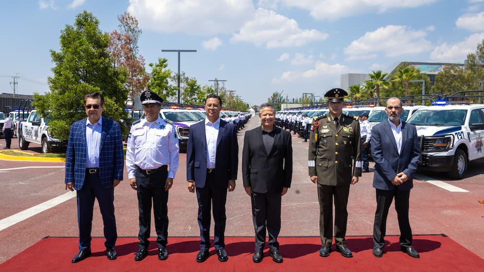 Con el propósito de reducir los tiempos de respuesta y garantizar la paz del pueblo de Hidalgo, el gobernador Julio Menchaca Salazar encabezó la entrega de unidades y equipamiento táctico a los cuerpos de seguridad del estado, gracias a una inversión superior a los 336 millones de pesos. “Este es un esfuerzo de planeación estratégica económica, de mejor utilización de los recursos públicos enfocados precisamente a que pueda tener un mantenimiento continuo para que no se detenga ningún vehículo, para que estén actualizados también en el armamento y una preparación constante que requiere, sin duda, mucha entrega”, puntualizó el mandatario estatal. En ese contexto, Menchaca Salazar reconoció el trabajo intenso que desarrollan las y los policías, a quienes el Estado tiene la obligación de otorgar todos los elementos necesarios; por ello, en esta ocasión recibieron equipo táctico y 232 patrullas totalmente equipadas, de las cuales 32 serán entregadas a policías municipales y el resto será operado por la Secretaría de Seguridad Pública de Hidalgo (SSPH). Al respecto, Salvador Cruz Neri, secretario de Seguridad Pública de Hidalgo, destacó que, derivado de esta estrategia, se ha logrado la certificación del 98.7 por ciento de la Policía Estatal, se ha puesto a disposición del Ministerio Público a 5 mil 465 personas, se han recuperado más de 5 mil 600 vehículos robados, se han asegurado 6 millones 548 mil 300 litros de hidrocarburo junto a 347 personas relacionadas con este delito, y se han incautado un millón 154 mil 946 dosis de distintas drogas. “Sin duda, este equipo policial reforzará la estrategia de seguridad en el estado. Nuestro compromiso con usted y con el pueblo de Hidalgo es no dar marcha atrás contra la delincuencia, continuamos trabajando con valor y entrega por la paz y la seguridad de Hidalgo”, indicó Cruz Neri. En su intervención, Edgar Orlando Ángeles Pérez, titular de la Oficialía Mayor, explicó que las 200 unidades operadas por la SSPH serán arrendadas por un monto de 299 millones de pesos, que incluye los costos de mantenimiento preventivo y correctivo, refacciones, hojalatería, llantas, placas, tenencia y verificaciones, lo que representa un ahorro de recursos públicos que se pueden destinar a otros sectores. “Si el gobierno hubiera decidido una adquisición de estas 200 unidades, el costo habría sido cercano a los 490 millones de pesos; es decir, 190 millones de pesos adicionales; y no sólo eso, el Estado tendría que haber hecho el pago en una sola exhibición y esto pudo haber afectado la capacidad financiera o la atención de otras necesidades urgentes o prioritarias para las y los hidalguenses”, agregó. Por su parte, Gustavo Uriel Martínez Morales, elemento de la SSPH, agradeció y reconoció al gobernador Julio Menchaca por el interés mostrado en los cuerpos de seguridad y sus familias, al impulsar la dignificación de su labor, lo cual también fortalece la estrategia de seguridad en Hidalgo.