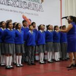 El Instituto Hidalguense de Educación (IHE), llevó a cabo el 12.º Concurso de Coros Escolares “La música tradicional mexicana 2026”, con la participación de 870 alumnas y alumnos, así como 700 docentes, madres y padres de familia de educación básica. Estas acciones forman parte de la visión educativa impulsada por el gobernador Julio Menchaca Salazar y el secretario de Educación Pública de Hidalgo, Natividad Castrejón Valdez, para promover la educación artística, la convivencia escolar y la preservación de las tradiciones culturales entre las y los estudiantes hidalguenses. Durante el evento, la coordinadora general y subsecretaria de Educación Básica, Nancy Adriana León Vite, reconoció el trabajo de la Dirección General de Fortalecimiento Educativo (DGFE) y de la Subdirección de Educación Artística y Servicios Culturales, áreas que desarrollan estrategias orientadas al impulso de habilidades cognitivas, creativas y sociales en las escuelas. En la categoría “A”, correspondiente a escuelas primarias generales y particulares con maestro de música, el primer lugar fue para el Centro Educativo Calmécac de Pachuca; el segundo lugar lo obtuvo el Colegio Oxford de Tizayuca y el tercer sitio correspondió a la Escuela Manríquez y Zárate de Huejutla. En la categoría “B”, de escuelas primarias generales sin maestro de música, la escuela General Pedro María Anaya de Mixquiahuala obtuvo el primer lugar; la escuela Guillermo González Camarena de Zempoala alcanzó el segundo lugar y la Primaria Justo Sierra de Actopan obtuvo el tercer lugar. Respecto a la categoría “C”, integrada por escuelas primarias indígenas sin maestro de música, el primer lugar fue para la escuela primaria Indígena Miguel Hidalgo de Ixmiquilpan; el segundo lugar correspondió a la escuela Lázaro Cárdenas de Cardonal y el tercer lugar fue para la escuela Adolfo López Mateos de Zimapán. En escuelas secundarias generales y técnicas, la Escuela Secundaria Justo Sierra de Ixmiquilpan obtuvo el primer lugar; el Colegio Hidalgo de Pachuca alcanzó el segundo sitio y la escuela Maestros de México de Mineral de la Reforma obtuvo el tercer lugar. Finalmente, en la categoría de escuelas telesecundarias, la Telesecundaria 29 de Tulancingo obtuvo el primer lugar; la Telesecundaria 566 de Pachuca logró el segundo sitio y la Telesecundaria 750 de Ixmiquilpan alcanzó el tercer lugar. En el evento estuvieron presentes el director general de Fortalecimiento Educativo, Martín Pérez Sierra, y la directora general de Desarrollo Curricular, María del Rosario Ramírez Hernández, entre otras autoridades educativas. Con estas acciones, el Instituto Hidalguense de Educación refrenda su compromiso de fortalecer espacios formativos que contribuyan al desarrollo integral de las y los estudiantes mediante el arte, la cultura y las tradiciones mexicanas como pilares fundamentales de la educación.