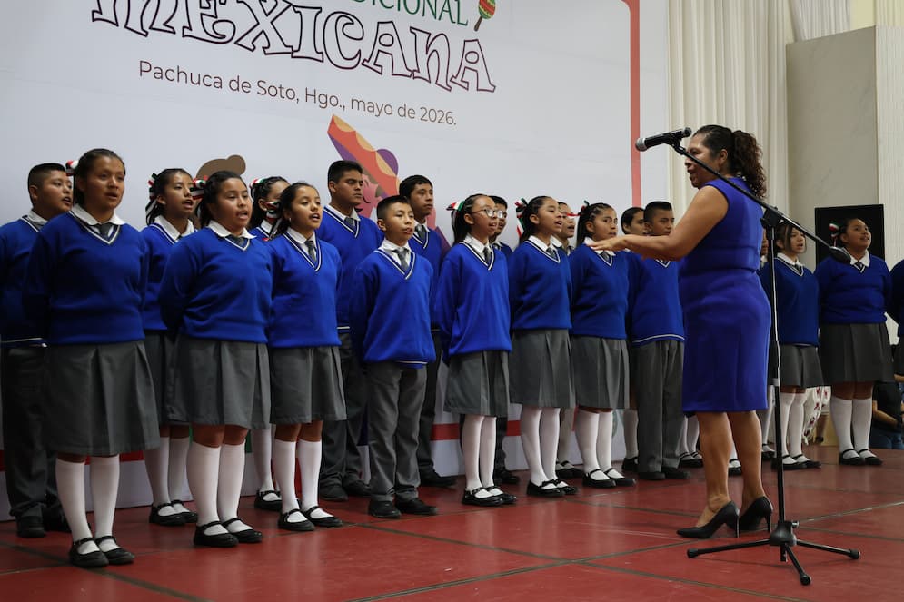El Instituto Hidalguense de Educación (IHE), llevó a cabo el 12.º Concurso de Coros Escolares “La música tradicional mexicana 2026”, con la participación de 870 alumnas y alumnos, así como 700 docentes, madres y padres de familia de educación básica. Estas acciones forman parte de la visión educativa impulsada por el gobernador Julio Menchaca Salazar y el secretario de Educación Pública de Hidalgo, Natividad Castrejón Valdez, para promover la educación artística, la convivencia escolar y la preservación de las tradiciones culturales entre las y los estudiantes hidalguenses. Durante el evento, la coordinadora general y subsecretaria de Educación Básica, Nancy Adriana León Vite, reconoció el trabajo de la Dirección General de Fortalecimiento Educativo (DGFE) y de la Subdirección de Educación Artística y Servicios Culturales, áreas que desarrollan estrategias orientadas al impulso de habilidades cognitivas, creativas y sociales en las escuelas. En la categoría “A”, correspondiente a escuelas primarias generales y particulares con maestro de música, el primer lugar fue para el Centro Educativo Calmécac de Pachuca; el segundo lugar lo obtuvo el Colegio Oxford de Tizayuca y el tercer sitio correspondió a la Escuela Manríquez y Zárate de Huejutla. En la categoría “B”, de escuelas primarias generales sin maestro de música, la escuela General Pedro María Anaya de Mixquiahuala obtuvo el primer lugar; la escuela Guillermo González Camarena de Zempoala alcanzó el segundo lugar y la Primaria Justo Sierra de Actopan obtuvo el tercer lugar. Respecto a la categoría “C”, integrada por escuelas primarias indígenas sin maestro de música, el primer lugar fue para la escuela primaria Indígena Miguel Hidalgo de Ixmiquilpan; el segundo lugar correspondió a la escuela Lázaro Cárdenas de Cardonal y el tercer lugar fue para la escuela Adolfo López Mateos de Zimapán. En escuelas secundarias generales y técnicas, la Escuela Secundaria Justo Sierra de Ixmiquilpan obtuvo el primer lugar; el Colegio Hidalgo de Pachuca alcanzó el segundo sitio y la escuela Maestros de México de Mineral de la Reforma obtuvo el tercer lugar. Finalmente, en la categoría de escuelas telesecundarias, la Telesecundaria 29 de Tulancingo obtuvo el primer lugar; la Telesecundaria 566 de Pachuca logró el segundo sitio y la Telesecundaria 750 de Ixmiquilpan alcanzó el tercer lugar. En el evento estuvieron presentes el director general de Fortalecimiento Educativo, Martín Pérez Sierra, y la directora general de Desarrollo Curricular, María del Rosario Ramírez Hernández, entre otras autoridades educativas. Con estas acciones, el Instituto Hidalguense de Educación refrenda su compromiso de fortalecer espacios formativos que contribuyan al desarrollo integral de las y los estudiantes mediante el arte, la cultura y las tradiciones mexicanas como pilares fundamentales de la educación.
