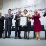 Julio Menchaca entrega Presea al Mérito Jurídico a la primera notaria de Hidalgo
