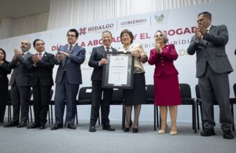 Julio Menchaca entrega Presea al Mérito Jurídico a la primera notaria de Hidalgo