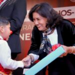 Mientras afrontaban tratamientos médicos, 33 niñas, niños y adolescentes del Hospital del Niño DIF Hidalgo lograron concluir su educación básica a través del programa Sigamos Aprendiendo en el Hospital Sigapren, una estrategia que permite dar continuidad a sus estudios y evitar el rezago educativo durante sus periodos de atención médica. La presidenta del Patronato del Sistema DIF Hidalgo, Edda Vite Ramos, fue madrina de la generación 2025-2026 y destacó que este resultado representa una muestra de fortaleza de las familias y del acompañamiento institucional para garantizar los derechos de la niñez y adolescencia. “Este logro no es sólo académico, es una victoria de la vida; demuestra que con apoyo, políticas públicas sensibles y un gobierno que acompaña, es posible salir adelante”, expresó. Reconoció el respaldo del gobierno de Julio Menchaca Salazar, y de la Secretaría de Educación Pública de Hidalgo (SEPH), que asigna personal docente capacitado y contenidos educativos adaptados a las condiciones de las y los pacientes. Por su parte, el titular del DIF estatal, Ricardo Alvizo Contreras, resaltó que el convenio que mantiene activo el programa y el Código Guinda fortalecen la atención integral de pacientes de las áreas de oncología y nefrología, al garantizar servicios médicos y educativos sin costo para las familias. “Debemos asegurar que ningún paciente pierda de vista su educación. Gracias a estos esfuerzos, las y los alumnos pueden continuar con su formación mientras reciben atención médica”, señaló. La subsecretaria de Educación Básica de la SEPH, Nancy León Vite, explicó que el programa adapta la enseñanza a las necesidades de cada estudiante mediante aulas hospitalarias, atención ambulatoria y clases en cama, con el objetivo de garantizar el derecho a la educación. La generación “Lic. Edda Vite Ramos” estuvo conformada por estudiantes provenientes de 17 municipios de Hidalgo y una alumna de Huauchinango, Puebla. Cuatro estudiantes no pudieron asistir a la ceremonia debido a sus condiciones de salud.