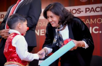 Mientras afrontaban tratamientos médicos, 33 niñas, niños y adolescentes del Hospital del Niño DIF Hidalgo lograron concluir su educación básica a través del programa Sigamos Aprendiendo en el Hospital Sigapren, una estrategia que permite dar continuidad a sus estudios y evitar el rezago educativo durante sus periodos de atención médica. La presidenta del Patronato del Sistema DIF Hidalgo, Edda Vite Ramos, fue madrina de la generación 2025-2026 y destacó que este resultado representa una muestra de fortaleza de las familias y del acompañamiento institucional para garantizar los derechos de la niñez y adolescencia. “Este logro no es sólo académico, es una victoria de la vida; demuestra que con apoyo, políticas públicas sensibles y un gobierno que acompaña, es posible salir adelante”, expresó. Reconoció el respaldo del gobierno de Julio Menchaca Salazar, y de la Secretaría de Educación Pública de Hidalgo (SEPH), que asigna personal docente capacitado y contenidos educativos adaptados a las condiciones de las y los pacientes. Por su parte, el titular del DIF estatal, Ricardo Alvizo Contreras, resaltó que el convenio que mantiene activo el programa y el Código Guinda fortalecen la atención integral de pacientes de las áreas de oncología y nefrología, al garantizar servicios médicos y educativos sin costo para las familias. “Debemos asegurar que ningún paciente pierda de vista su educación. Gracias a estos esfuerzos, las y los alumnos pueden continuar con su formación mientras reciben atención médica”, señaló. La subsecretaria de Educación Básica de la SEPH, Nancy León Vite, explicó que el programa adapta la enseñanza a las necesidades de cada estudiante mediante aulas hospitalarias, atención ambulatoria y clases en cama, con el objetivo de garantizar el derecho a la educación. La generación “Lic. Edda Vite Ramos” estuvo conformada por estudiantes provenientes de 17 municipios de Hidalgo y una alumna de Huauchinango, Puebla. Cuatro estudiantes no pudieron asistir a la ceremonia debido a sus condiciones de salud.