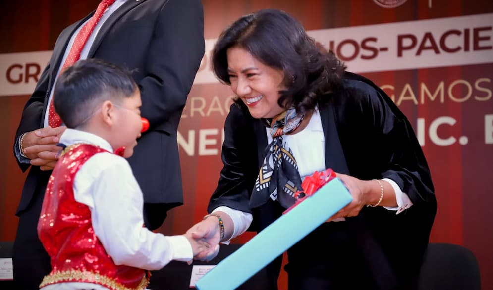 Mientras afrontaban tratamientos médicos, 33 niñas, niños y adolescentes del Hospital del Niño DIF Hidalgo lograron concluir su educación básica a través del programa Sigamos Aprendiendo en el Hospital Sigapren, una estrategia que permite dar continuidad a sus estudios y evitar el rezago educativo durante sus periodos de atención médica. La presidenta del Patronato del Sistema DIF Hidalgo, Edda Vite Ramos, fue madrina de la generación 2025-2026 y destacó que este resultado representa una muestra de fortaleza de las familias y del acompañamiento institucional para garantizar los derechos de la niñez y adolescencia. “Este logro no es sólo académico, es una victoria de la vida; demuestra que con apoyo, políticas públicas sensibles y un gobierno que acompaña, es posible salir adelante”, expresó. Reconoció el respaldo del gobierno de Julio Menchaca Salazar, y de la Secretaría de Educación Pública de Hidalgo (SEPH), que asigna personal docente capacitado y contenidos educativos adaptados a las condiciones de las y los pacientes. Por su parte, el titular del DIF estatal, Ricardo Alvizo Contreras, resaltó que el convenio que mantiene activo el programa y el Código Guinda fortalecen la atención integral de pacientes de las áreas de oncología y nefrología, al garantizar servicios médicos y educativos sin costo para las familias. “Debemos asegurar que ningún paciente pierda de vista su educación. Gracias a estos esfuerzos, las y los alumnos pueden continuar con su formación mientras reciben atención médica”, señaló. La subsecretaria de Educación Básica de la SEPH, Nancy León Vite, explicó que el programa adapta la enseñanza a las necesidades de cada estudiante mediante aulas hospitalarias, atención ambulatoria y clases en cama, con el objetivo de garantizar el derecho a la educación. La generación “Lic. Edda Vite Ramos” estuvo conformada por estudiantes provenientes de 17 municipios de Hidalgo y una alumna de Huauchinango, Puebla. Cuatro estudiantes no pudieron asistir a la ceremonia debido a sus condiciones de salud.