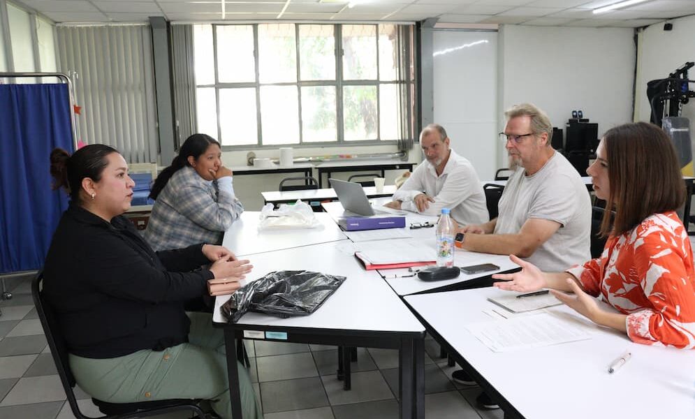 ¿Buscas trabajo? En Hidalgo, reclutan enfermeros para laborar en Alemania Detalló que las y los interesados deberán contar con seis meses de experiencia laboral comprobable y tener cédula profesional, para posteriormente participar en las entrevistas y demás etapas del proceso de selección. Subrayó que la convocatoria para participar en el proceso se encuentra abierta hasta el 21 de septiembre del presente año y podrán registrarse también a través del siguiente enlace: https://docs.google.com/forms/d/e/1FAIpQLSfkzWj91bZn_8VBn6B5xxFBxpkAQxxltx5IYS9QgYLpqtGFLw/viewform. González Hernández precisó que Hidalgo será sede nacional de este reclutamiento, por lo que la selección del personal de manera presencial será del 28 de septiembre al 2 de octubre de 2026. Para las personas que resulten seleccionadas, el curso para el aprendizaje del idioma Alemán será presencial en el estado de Jalisco o en línea, según lo determine la instancia empleadora. El encargado de la política laboral en la entidad señaló que todavía no existe un número específico de vacantes asignadas para Hidalgo, debido a que el reclutamiento se realiza a nivel nacional; pero invitó a las y los interesados a acercarse al Servicio Nacional de Empleo para conocer la convocatoria.