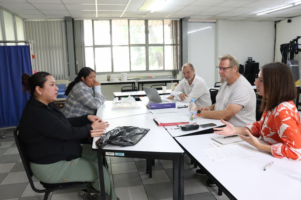 ¿Buscas trabajo? En Hidalgo, reclutan enfermeros para laborar en Alemania Detalló que las y los interesados deberán contar con seis meses de experiencia laboral comprobable y tener cédula profesional, para posteriormente participar en las entrevistas y demás etapas del proceso de selección. Subrayó que la convocatoria para participar en el proceso se encuentra abierta hasta el 21 de septiembre del presente año y podrán registrarse también a través del siguiente enlace: https://docs.google.com/forms/d/e/1FAIpQLSfkzWj91bZn_8VBn6B5xxFBxpkAQxxltx5IYS9QgYLpqtGFLw/viewform. González Hernández precisó que Hidalgo será sede nacional de este reclutamiento, por lo que la selección del personal de manera presencial será del 28 de septiembre al 2 de octubre de 2026. Para las personas que resulten seleccionadas, el curso para el aprendizaje del idioma Alemán será presencial en el estado de Jalisco o en línea, según lo determine la instancia empleadora. El encargado de la política laboral en la entidad señaló que todavía no existe un número específico de vacantes asignadas para Hidalgo, debido a que el reclutamiento se realiza a nivel nacional; pero invitó a las y los interesados a acercarse al Servicio Nacional de Empleo para conocer la convocatoria.