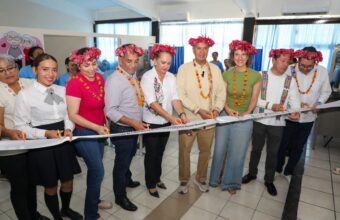 El secretario de Educación Pública de Hidalgo, Natividad Castrejón Valdez, realizó una gira de trabajo por la Huasteca hidalguense, donde entregó equipamiento educativo por más de 2.4 millones de pesos y encabezó un encuentro con madres y padres de familia para dialogar sobre su papel en la formación de niñas, niños y adolescentes.