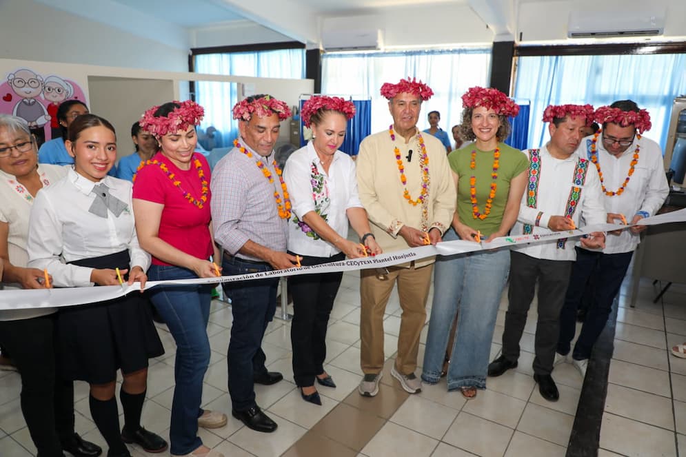 El secretario de Educación Pública de Hidalgo, Natividad Castrejón Valdez, realizó una gira de trabajo por la Huasteca hidalguense, donde entregó equipamiento educativo por más de 2.4 millones de pesos y encabezó un encuentro con madres y padres de familia para dialogar sobre su papel en la formación de niñas, niños y adolescentes.