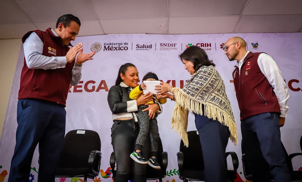 Edda Vite Ramos, presidenta del Patronato del Sistema DIF Hidalgo, al entregar apoyos para 39 hidalguenses con discapacidad provenientes de 13 municipios.