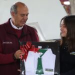 Natividad Castrejón entrega uniformes y libros a estudiantes de bachillerato