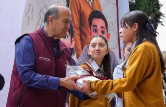 Gobierno de Hidalgo entrega uniformes, útiles y calzado a estudiantes de Tula-Tepeji