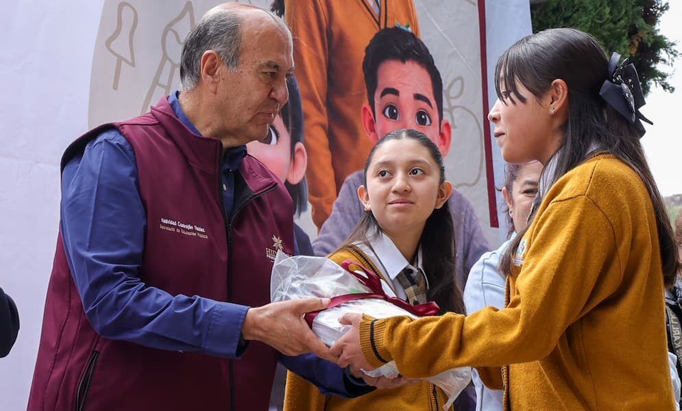 Gobierno de Hidalgo entrega uniformes, útiles y calzado a estudiantes de Tula-Tepeji