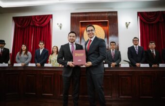 Durante la Tercera Sesión Solemne Pública del H. Ayuntamiento de Pachuca el presidente municipal Jorge Reyes entregó el informe sobre el estado que guarda la administración pública municipal, correspondiente al segundo año de gobierno, en cumplimiento con lo establecido por la normatividad. En su mensaje, Jorge Reyes destacó que estos dos años han representado una etapa de transformación para Pachuca, con acciones encaminadas a poner orden en la administración municipal, recuperar los servicios públicos y atender necesidades que durante años permanecieron pendientes. El presidente municipal señaló que los resultados alcanzados son producto del trabajo coordinado entre las distintas áreas del gobierno y de una visión que coloca a Pachuca y a sus habitantes en el centro de las decisiones públicas. Asimismo, refrendó el compromiso de mantener una administración responsable, cercana y transparente, que dé continuidad a las acciones emprendidas durante estos dos primeros años y consolide los cambios que requiere la ciudad. Al recibir la glosa del informe, Alejandro Velázquez Mendoza, secretario del Despacho del gobernador de Hidalgo, Julio Menchaca, reconoció la labor realizada por el Ayuntamiento y destacó la importancia de los resultados alcanzados durante este segundo año de administración. Del mismo modo, reiteró la disposición de mantener la coordinación entre el Gobierno Federal, el Gobierno Estatal y el Ayuntamiento de Pachuca para fortalecer las acciones que atienden las necesidades de la capital hidalguense y contribuyen a su desarrollo