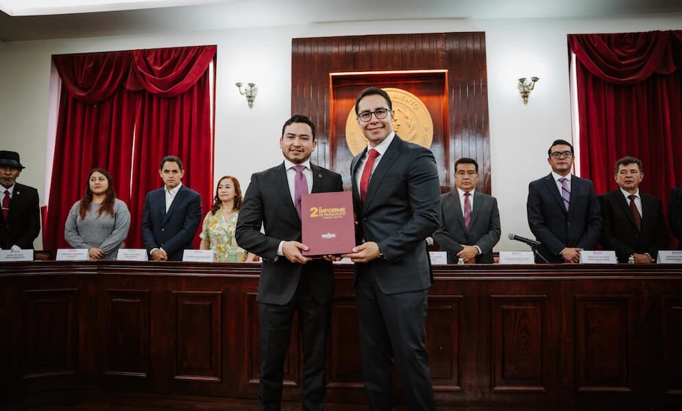 Durante la Tercera Sesión Solemne Pública del H. Ayuntamiento de Pachuca el presidente municipal Jorge Reyes entregó el informe sobre el estado que guarda la administración pública municipal, correspondiente al segundo año de gobierno, en cumplimiento con lo establecido por la normatividad. En su mensaje, Jorge Reyes destacó que estos dos años han representado una etapa de transformación para Pachuca, con acciones encaminadas a poner orden en la administración municipal, recuperar los servicios públicos y atender necesidades que durante años permanecieron pendientes. El presidente municipal señaló que los resultados alcanzados son producto del trabajo coordinado entre las distintas áreas del gobierno y de una visión que coloca a Pachuca y a sus habitantes en el centro de las decisiones públicas. Asimismo, refrendó el compromiso de mantener una administración responsable, cercana y transparente, que dé continuidad a las acciones emprendidas durante estos dos primeros años y consolide los cambios que requiere la ciudad. Al recibir la glosa del informe, Alejandro Velázquez Mendoza, secretario del Despacho del gobernador de Hidalgo, Julio Menchaca, reconoció la labor realizada por el Ayuntamiento y destacó la importancia de los resultados alcanzados durante este segundo año de administración. Del mismo modo, reiteró la disposición de mantener la coordinación entre el Gobierno Federal, el Gobierno Estatal y el Ayuntamiento de Pachuca para fortalecer las acciones que atienden las necesidades de la capital hidalguense y contribuyen a su desarrollo