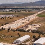 Aprovechará Hidalgo impacto positivo en la zona metropolitana con la llegada del Tren México-Pachuca Como parte de esta visión, señaló que se analiza la conexión del Sistema de Transporte Metropolitano (STM) con las dos estaciones del tren ubicadas en Hidalgo; una de ellas vincularía la estación Téllez del tren con la estación Matilde, mientras que la terminal de Pachuca se enlazaría con la estación Bicentenario. Miguel Tello también destacó la importancia de articular el programa federal Vivienda para el Bienestar con la infraestructura de movilidad, de manera que los nuevos desarrollos habitacionales se ubiquen cerca de los principales sistemas de transporte. Esta planeación, dijo, permitiría reducir traslados, acercar a las familias a sus centros de trabajo y facilitar la definición de zonas adecuadas para comercios, escuelas, clínicas y otros servicios que acompañen el crecimiento de municipios como Pachuca, Mineral de la Reforma, Zempoala y Tizayuca. “Puede haber hidalguenses que decidan trabajar en la Ciudad de México y, aun así, quieran que su familia permanezca en Pachuca. En nuestra lógica urbana, lo que estamos buscando es que el crecimiento sea compacto”, expresó. Con una planeación que integra movilidad, vivienda y servicios, el gobierno de Hidalgo, encabezado por Julio Menchaca Salazar, trabaja para orientar el crecimiento de las ciudades de manera ordenada y mejorar la calidad de vida de las familias hidalguenses.
