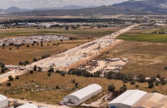 Aprovechará Hidalgo impacto positivo en la zona metropolitana con la llegada del Tren México-Pachuca Como parte de esta visión, señaló que se analiza la conexión del Sistema de Transporte Metropolitano (STM) con las dos estaciones del tren ubicadas en Hidalgo; una de ellas vincularía la estación Téllez del tren con la estación Matilde, mientras que la terminal de Pachuca se enlazaría con la estación Bicentenario. Miguel Tello también destacó la importancia de articular el programa federal Vivienda para el Bienestar con la infraestructura de movilidad, de manera que los nuevos desarrollos habitacionales se ubiquen cerca de los principales sistemas de transporte. Esta planeación, dijo, permitiría reducir traslados, acercar a las familias a sus centros de trabajo y facilitar la definición de zonas adecuadas para comercios, escuelas, clínicas y otros servicios que acompañen el crecimiento de municipios como Pachuca, Mineral de la Reforma, Zempoala y Tizayuca. “Puede haber hidalguenses que decidan trabajar en la Ciudad de México y, aun así, quieran que su familia permanezca en Pachuca. En nuestra lógica urbana, lo que estamos buscando es que el crecimiento sea compacto”, expresó. Con una planeación que integra movilidad, vivienda y servicios, el gobierno de Hidalgo, encabezado por Julio Menchaca Salazar, trabaja para orientar el crecimiento de las ciudades de manera ordenada y mejorar la calidad de vida de las familias hidalguenses.