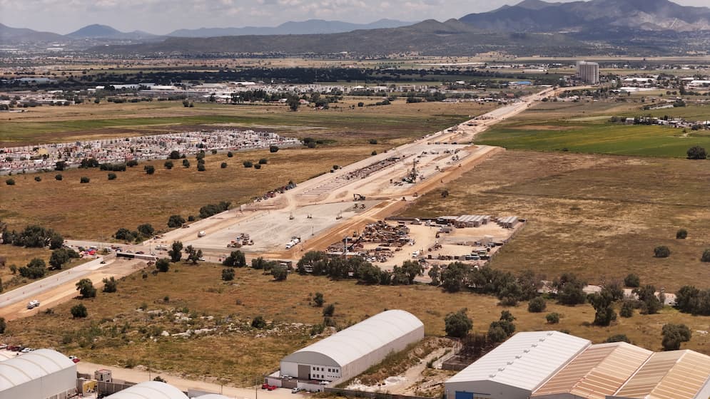 Aprovechará Hidalgo impacto positivo en la zona metropolitana con la llegada del Tren México-Pachuca Como parte de esta visión, señaló que se analiza la conexión del Sistema de Transporte Metropolitano (STM) con las dos estaciones del tren ubicadas en Hidalgo; una de ellas vincularía la estación Téllez del tren con la estación Matilde, mientras que la terminal de Pachuca se enlazaría con la estación Bicentenario. Miguel Tello también destacó la importancia de articular el programa federal Vivienda para el Bienestar con la infraestructura de movilidad, de manera que los nuevos desarrollos habitacionales se ubiquen cerca de los principales sistemas de transporte. Esta planeación, dijo, permitiría reducir traslados, acercar a las familias a sus centros de trabajo y facilitar la definición de zonas adecuadas para comercios, escuelas, clínicas y otros servicios que acompañen el crecimiento de municipios como Pachuca, Mineral de la Reforma, Zempoala y Tizayuca. “Puede haber hidalguenses que decidan trabajar en la Ciudad de México y, aun así, quieran que su familia permanezca en Pachuca. En nuestra lógica urbana, lo que estamos buscando es que el crecimiento sea compacto”, expresó. Con una planeación que integra movilidad, vivienda y servicios, el gobierno de Hidalgo, encabezado por Julio Menchaca Salazar, trabaja para orientar el crecimiento de las ciudades de manera ordenada y mejorar la calidad de vida de las familias hidalguenses.