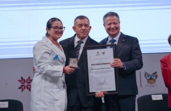 Reconoce Julio Menchaca la trayectoria y vocación del personal médico de Hidalgo