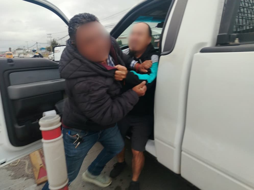Automovilista agrede a inspectores de transporte en Pachuca
