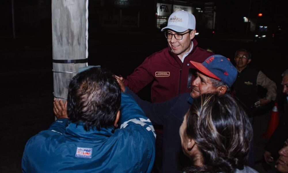 Jorge Reyes pone fin a 11 años de rezago en el alumbrado del bulevar Santa Catarina