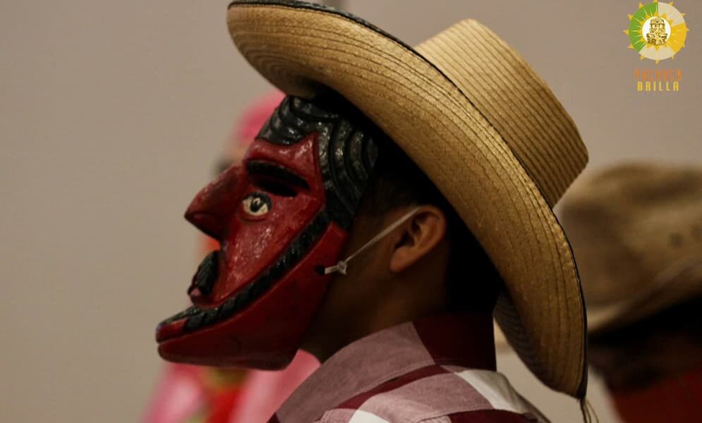 La fiesta del Xantolo representa la máxima expresión cultural de la Huasteca hidalguense y una oportunidad para fortalecer la identidad de los pueblos originarios, preservar sus tradiciones y generar alternativas económicas para las familias mediante el turismo comunitario, afirmó el presidente municipal de Atlapexco, Juan de Dios Nochebuena Hernández, durante la conferencia semanal.